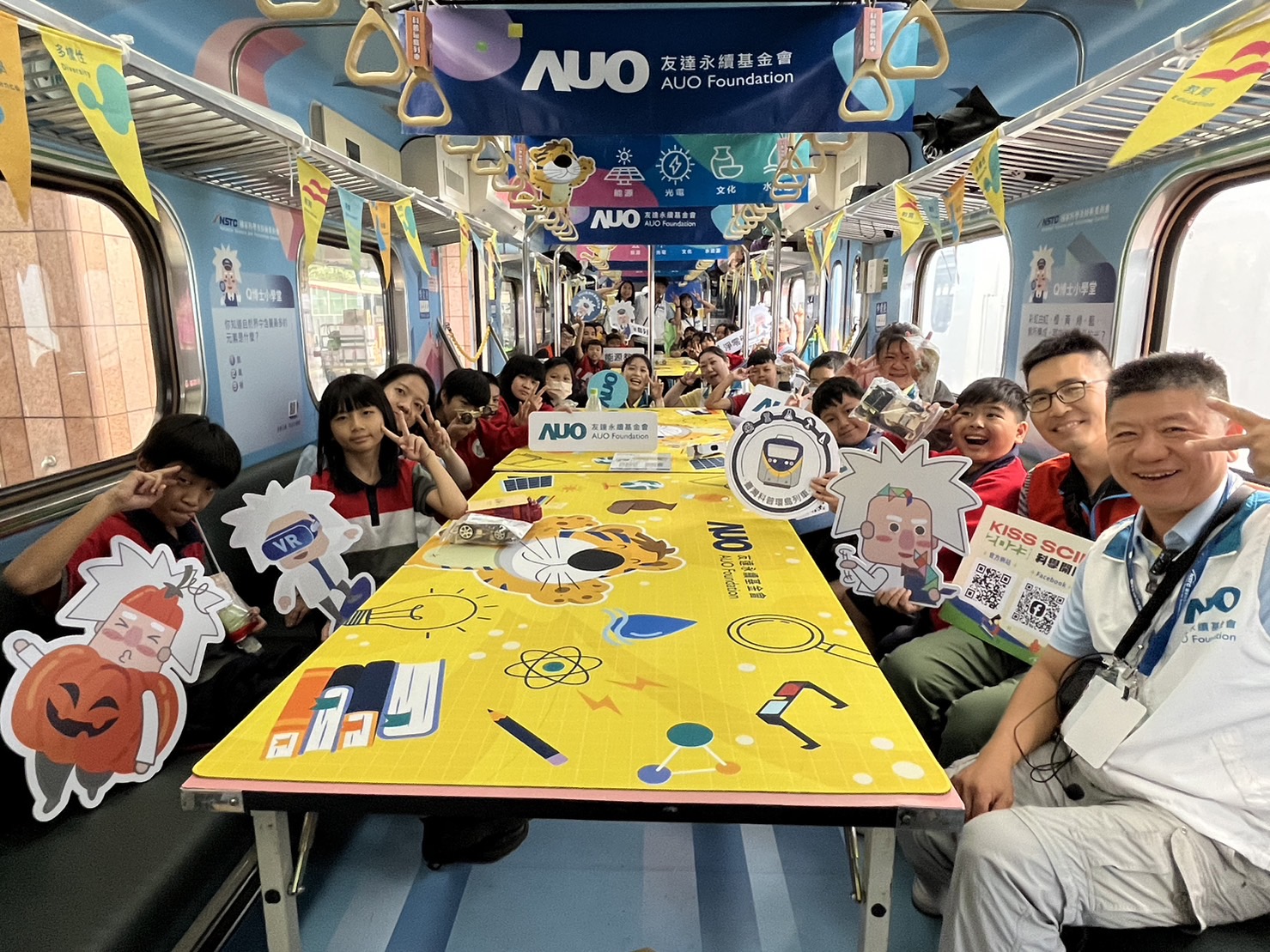 DB真人永續基金會參與「臺灣科普環島列車」，設計基礎科學車廂課程，以「淨零碳排和永續能源」為主題，讓學生透過創意實驗認識淨零知識，以及思考生活中的減碳行為